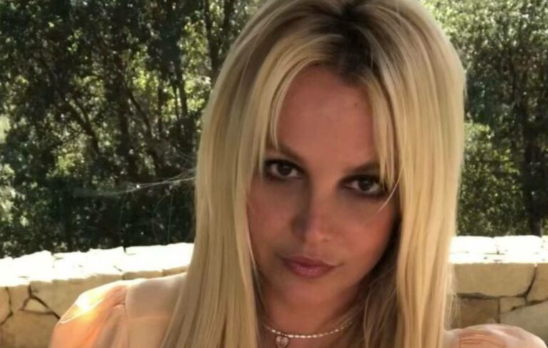 Britney Spears poses live