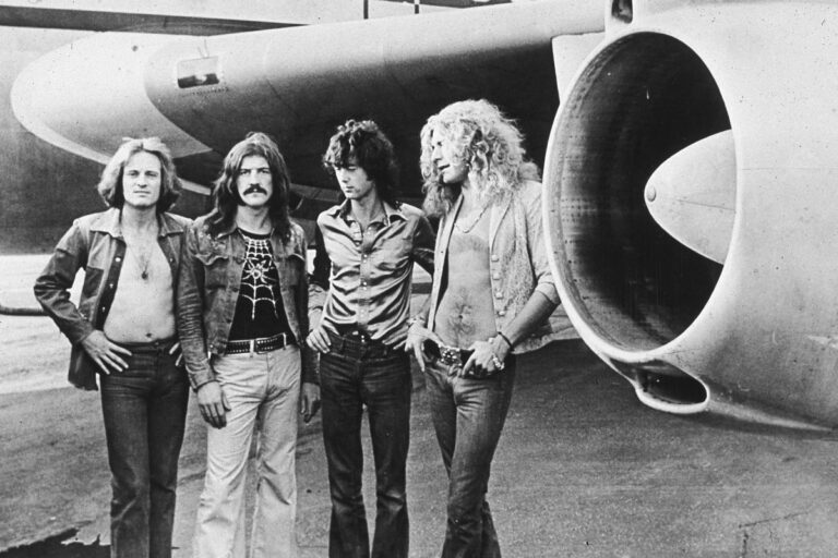 Led Zeppelin pose live