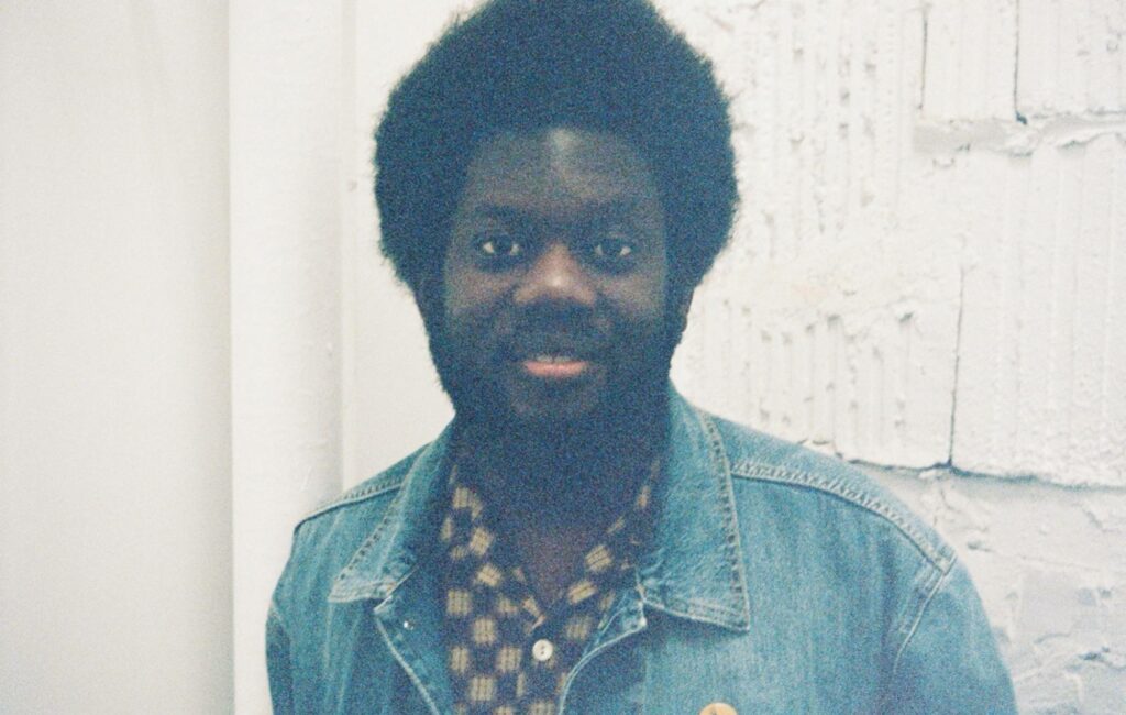 Michael Kiwanuka poses live