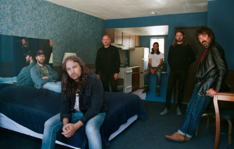 War on Drugs pose live