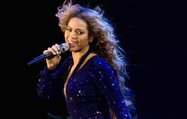 Beyoncé wears a sparkly blue suit on stage
