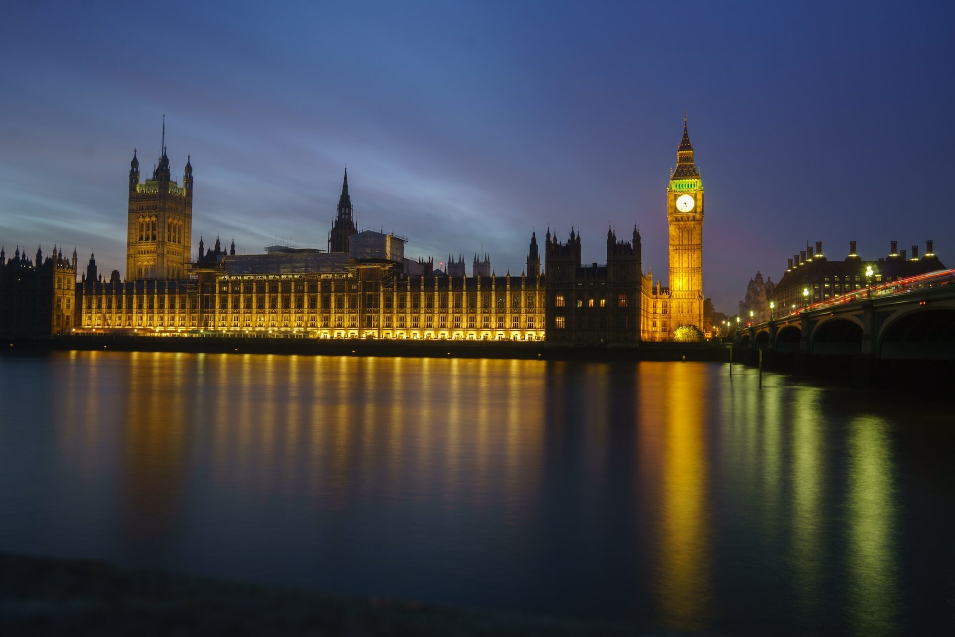 Photo showing the river Thames and UK Parliament at night