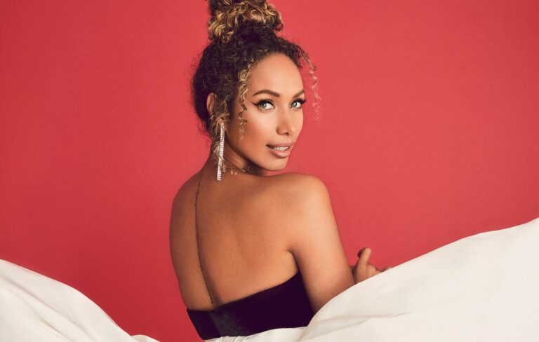 Leona Lewis poses live