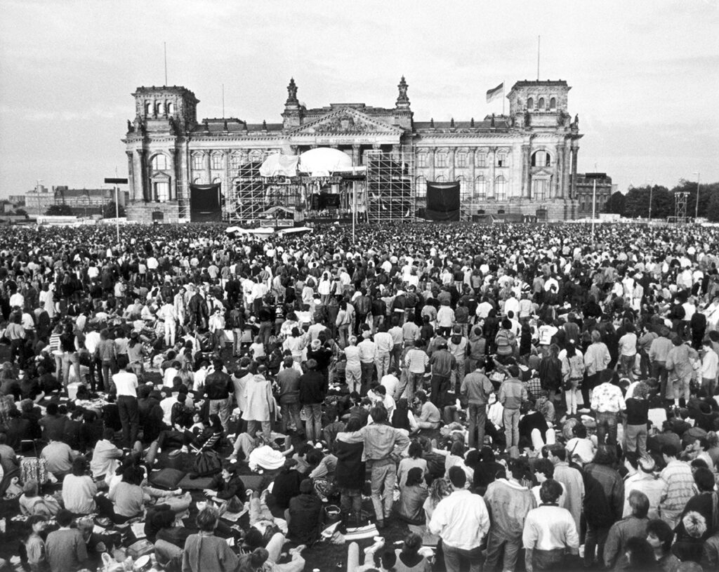 A black and white photo of a concert in front of Reichstag 