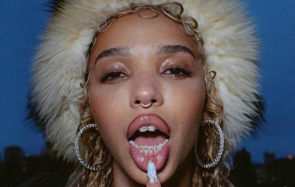 FKA Twigs on the cover of 'CAPRISONGS