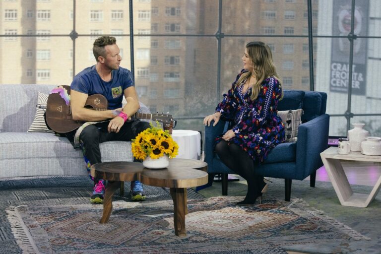 Chris Martin and Kelly Clarkson