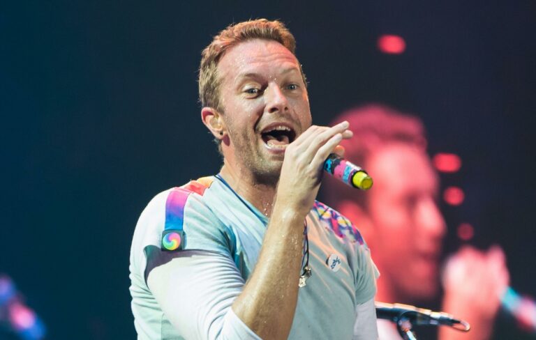 Chris Martin of Coldplay performs live in a light blue shirt during a 2017 concert