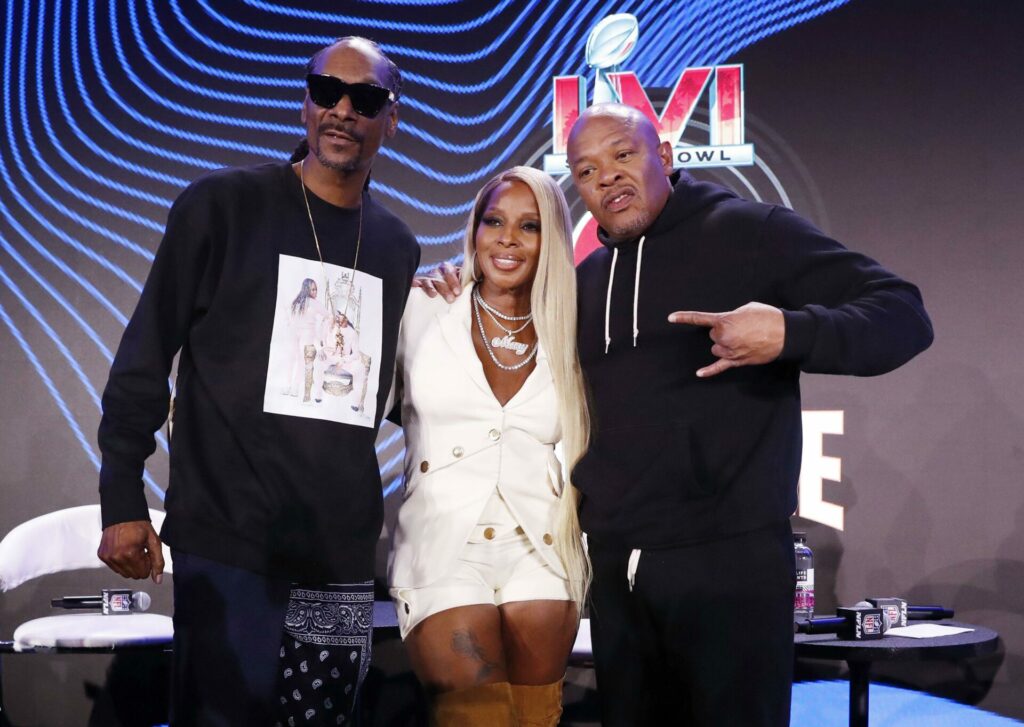 Snoop Dogg, Mary J Blige and Dr Dre pose for a photo after announcing Super Bowl