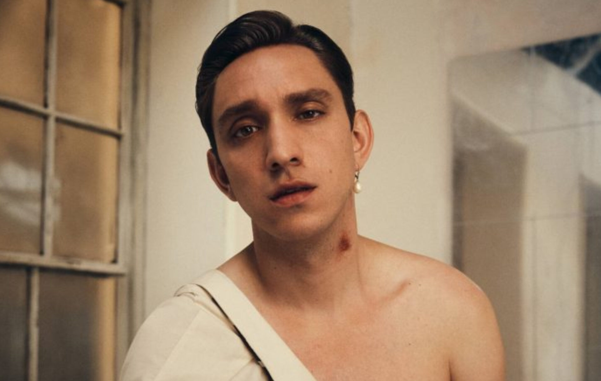 The xx's Oliver Sim releases second solo single and new video - watch