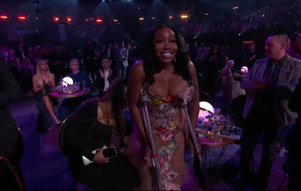 SZA on crutches at the 2022 Grammys