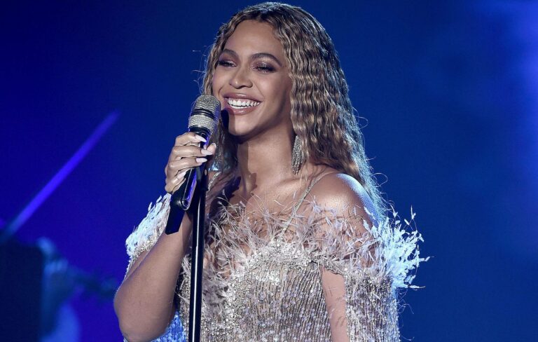 Beyonce performs live