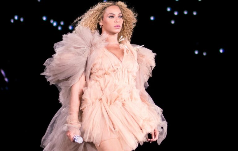 Beyonce performs live