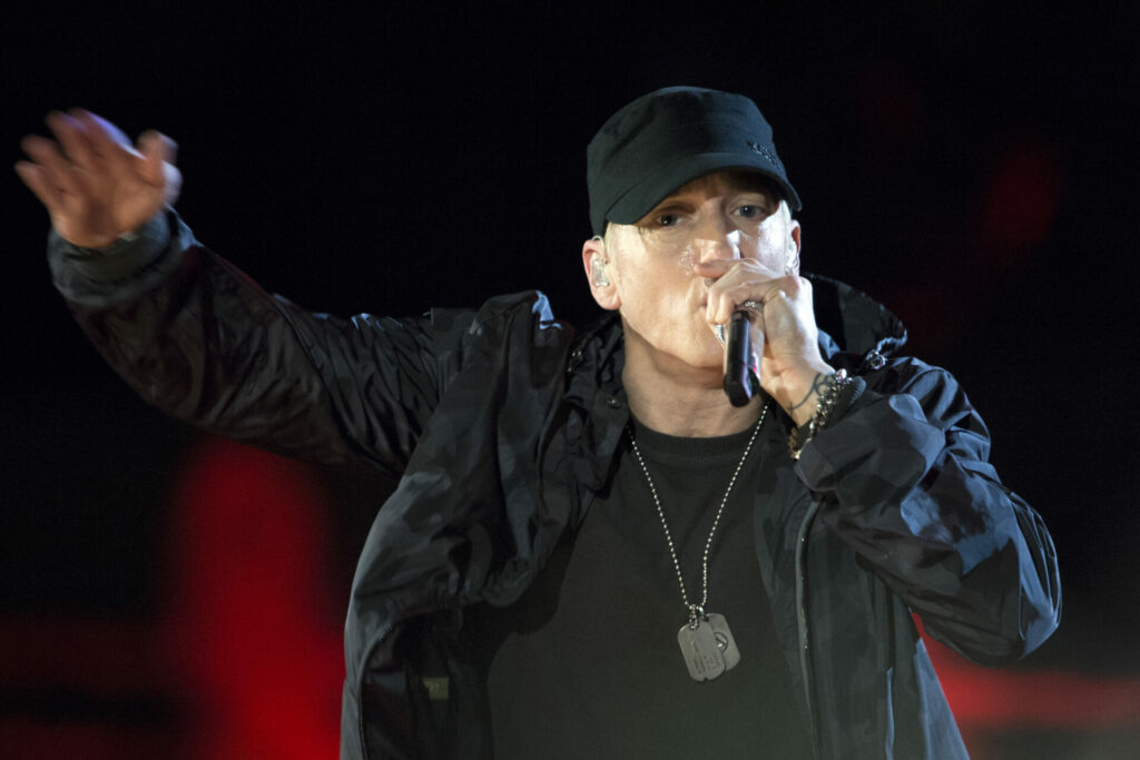 Eminem performs live