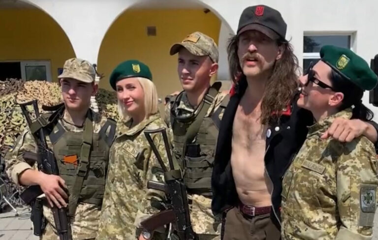 Gogol Bordello's Eugene Hutz with Ukrainian soldiers, August 2022