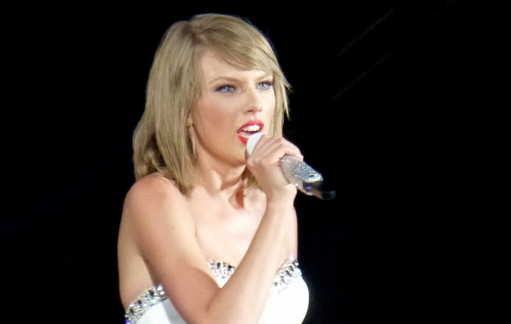 Taylor Swift onstage, 2015