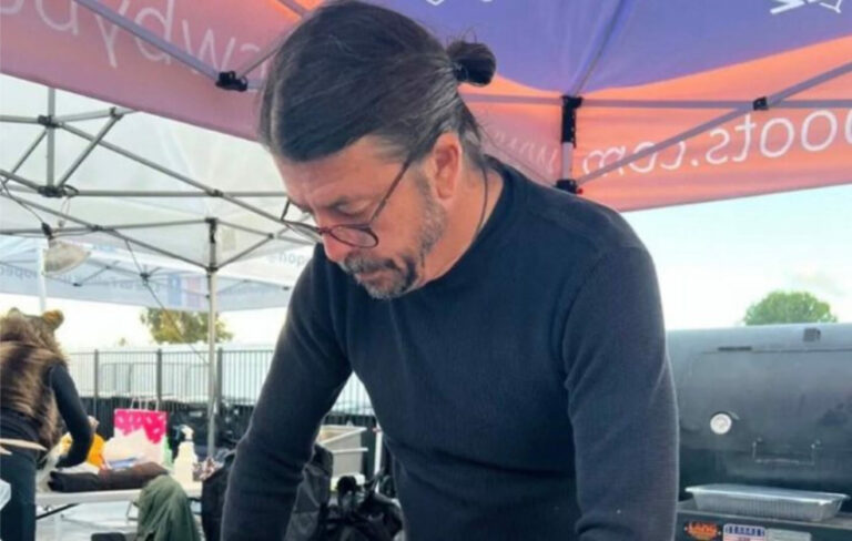 Dave Grohl mans the grill at Hope of the Valley Rescue Mission, February 2023