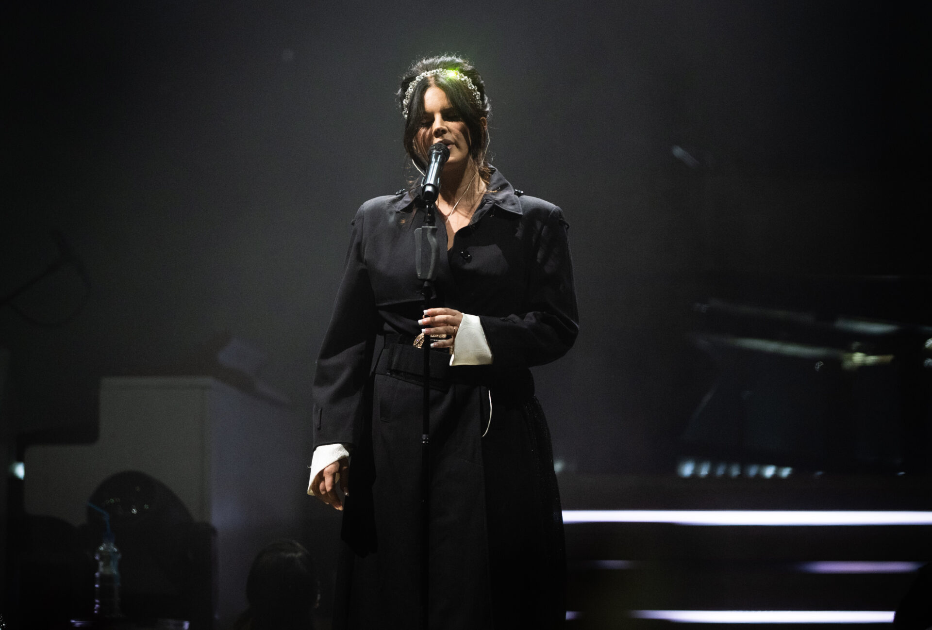 Lana Del Rey live at Glastonbury midnight curfew stops brilliance