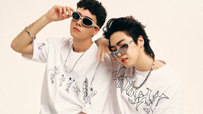 Singers JUNNY and Levent Gieger wearing sunglasses