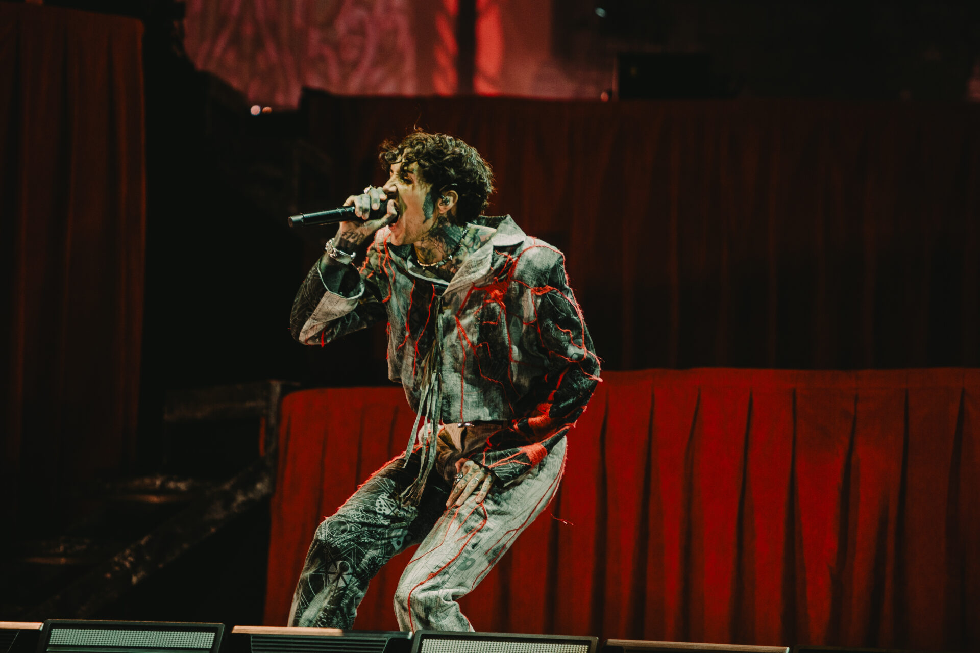 Bring Me The Horizon's Oli Sykes performs live at Leeds Festival (Picture: @anothergoddamnphotographer)