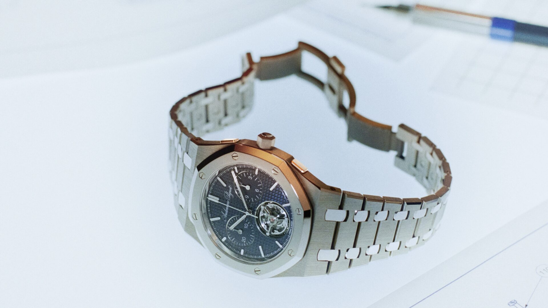 A lifestyle shot of the Audemars Piguet limited-edition Royal Oak “Jumbo” RD#5