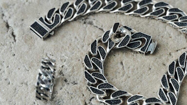 A close-up shot of the silver curb bracelet from the Thomas Sabo Rebel Icons collection.