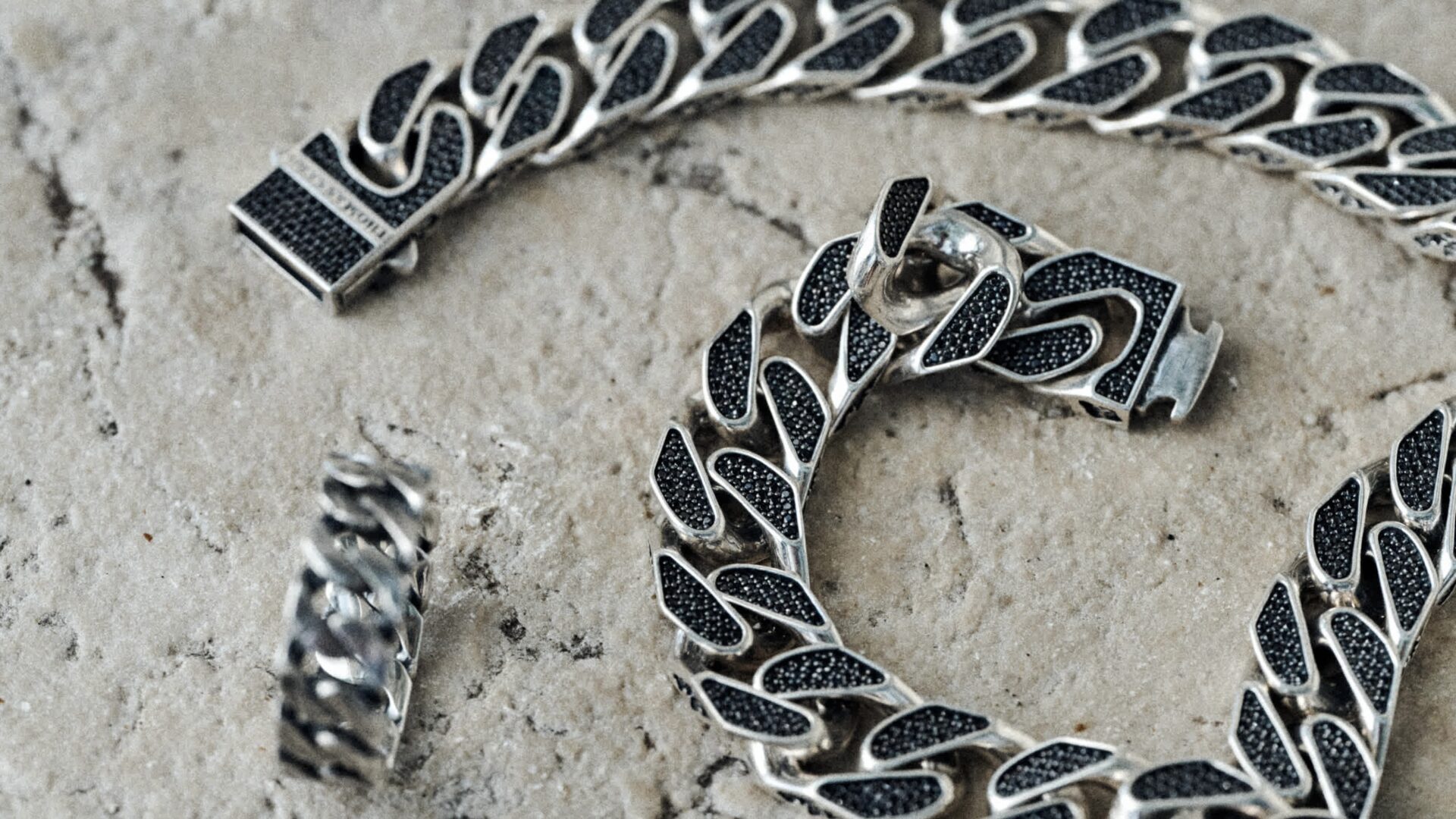A close-up shot of the silver curb bracelet from the Thomas Sabo Rebel Icons collection.