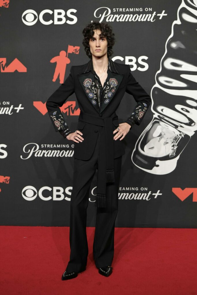 Sombr wears Valentino Spring/Summer 2026 at the 2025 MTV Video Music Awards
