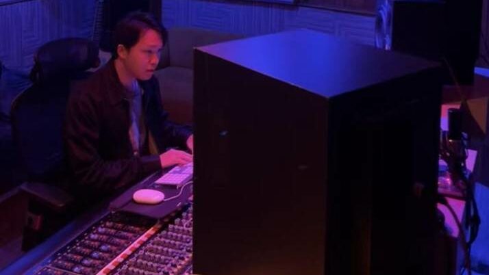 Will Lyu DJing in a nightclub