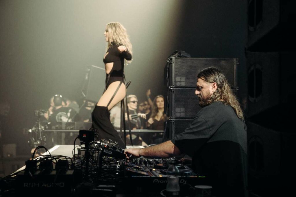 In&eacute;z performs with Solomun at Alexandra Palace